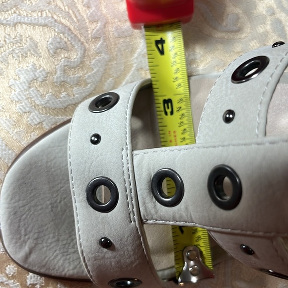 Vera Wang Memory Foam Block Heel Gladiator Sandals. - Picture 10 of 11